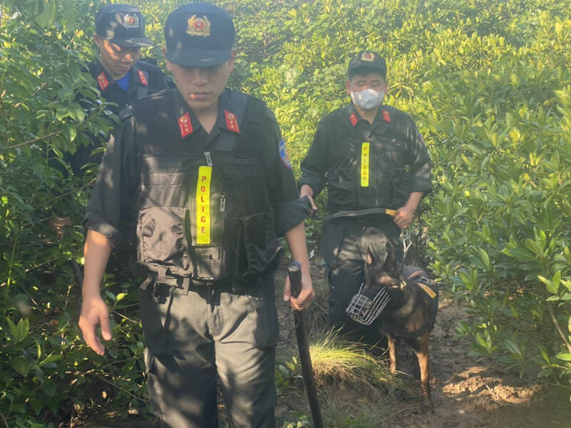 Cảnh sát cơ động Hà Tĩnh mang theo chó nghiệp vụ lùng sục trong rừng để truy bắt 2 phạm nhân bỏ trốn. Ảnh: Hùng Cường.