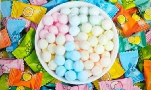 Kẹo "lạ" được bán ở cổng trường khiến nhóm học sinh huyện Bình Liêu bị ngộ độc. Ảnh: Người dân cung cấp