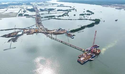 Cầu Phước An - một trong những dự án được bố trí vốn đầu tư công đang được triển khai xây dựng. Ảnh: Mạnh Khá