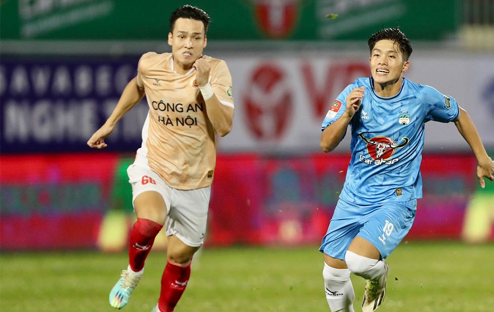 Hoàng Anh Gia Lai (phải) xếp cuối bảng V.League sau vòng 4. Ảnh: VPF