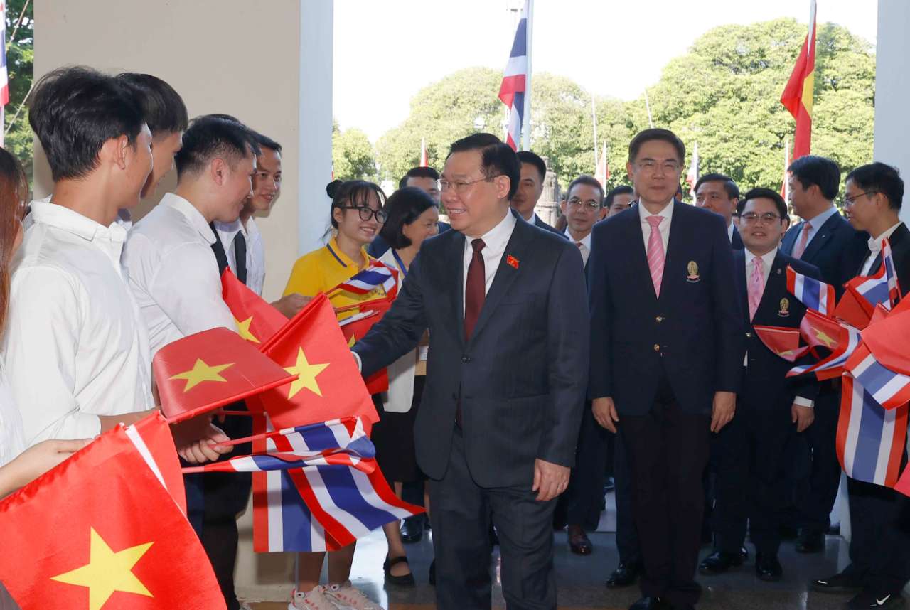 Sinh viên Đại học Chulalongkorn đón Chủ tịch Quốc hội Vương Đình Huệ. Ảnh: TTXVN