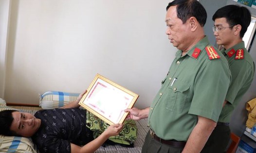 Đại úy Trần Hoàng Ngôi nhận Bằng khen của Chủ tịch UBND tỉnh Vĩnh Long. Ảnh: Công an cung cấp. 