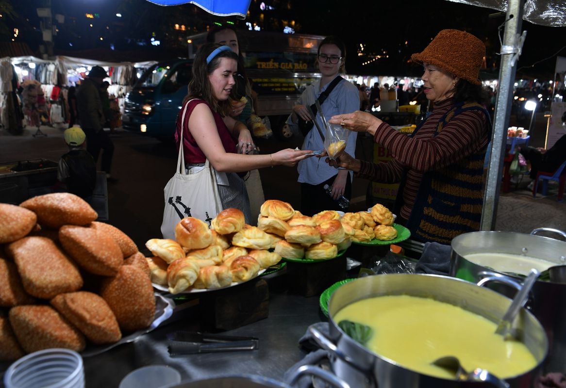 Du khách nước ngoài thích thú với ẩm thực đêm chợ Đà Lạt.