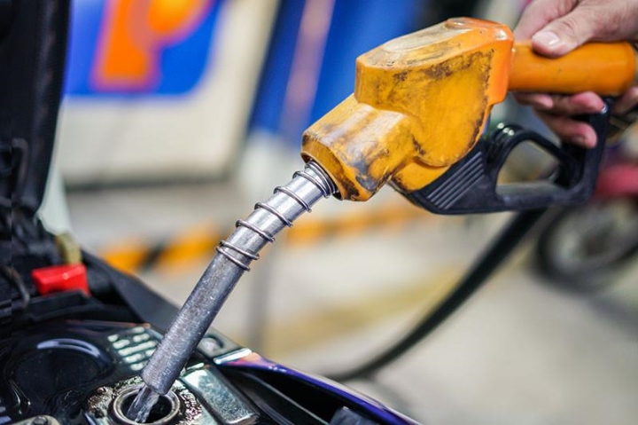 Giá xăng dầu giảm 4 kỳ liên tiếp trong thời gian qua. Ảnh: Nguyễn Tuấn