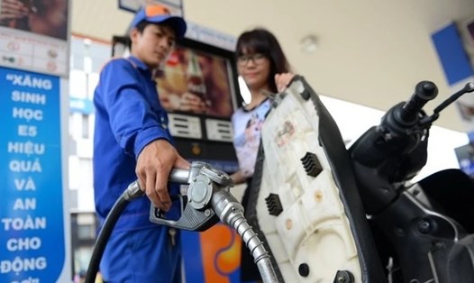 Giá xăng dầu được dự báo còn giảm tiếp. Ảnh: PLX