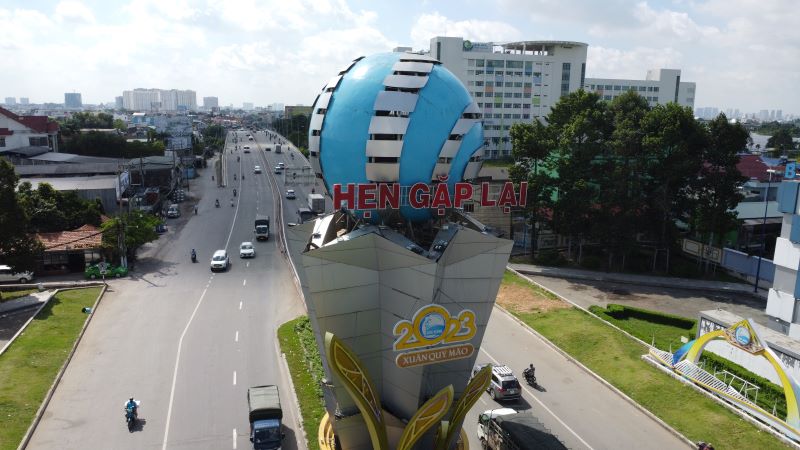  Cổng chào Bình Dương ở cửa ngõ ra vào TPHCM. Ảnh: Đình Trọng
