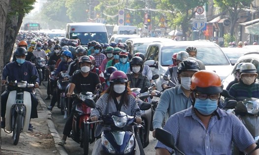 Người dân nhích từng chút trên đường Nguyễn Tất Thành (Quận 4) vào trung tâm TPHCM.  Ảnh: Minh Quân