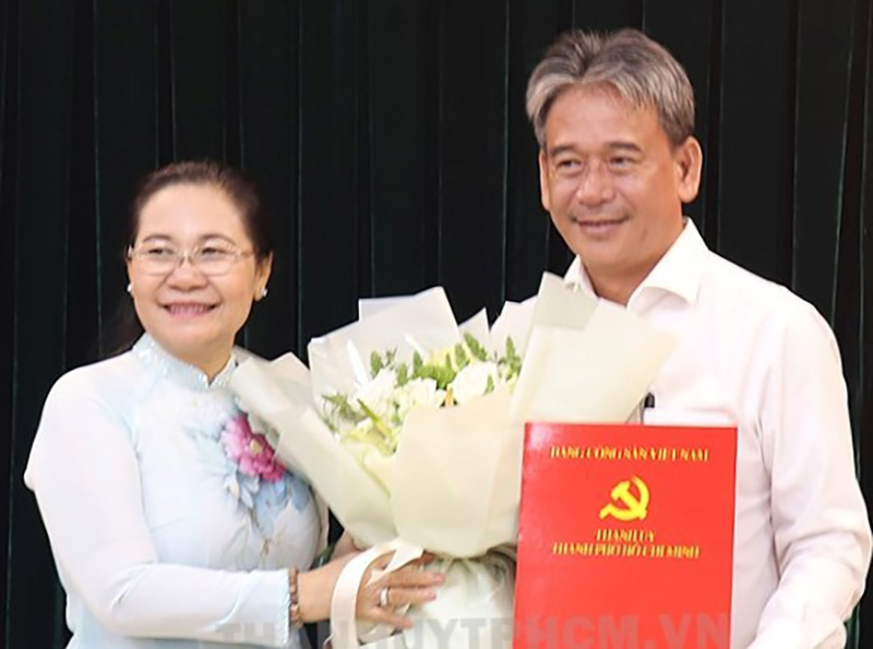 Chủ tịch HĐND TPHCM Nguyễn Thị Lệ trao quyết định cho ông Nguyễn Thành Nam. Ảnh: Thành ủy TPHCM  