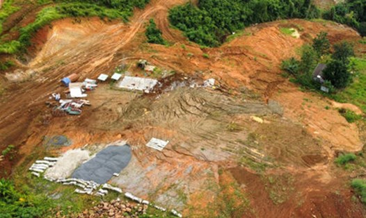 Khu vực sạt lở đất ở gần dự án đường Đạo Nghĩa - Quảng Khê có quy mô đầu tư 2 giai đoạn là hơn 1.000 tỉ đồng. Ảnh: Lê Phước