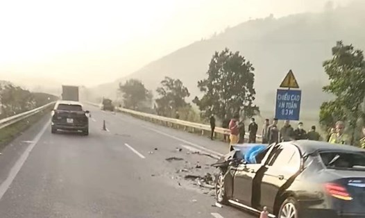 Hiện trường vụ tai nạn trên cao tốc Nội Bài - Lào Cai khiến 2 người thương vong sáng 8.12. Ảnh: Cục CSGT
