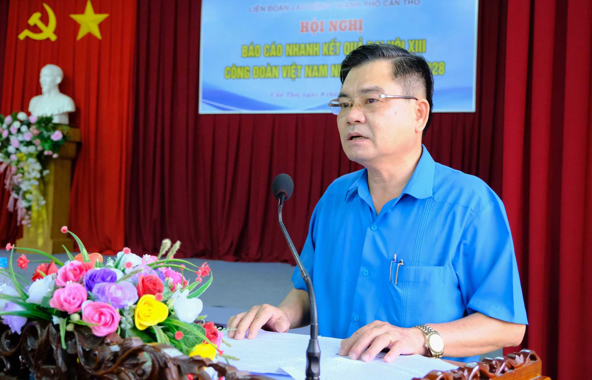 Phó chủ tịch LĐLĐ TP Cần Thơ báo cáo nhanh kết quả Đại hội XIII Công đoàn Việt Nam, nhiệm kỳ 2023 - 2028. Ảnh: Mỹ Ly