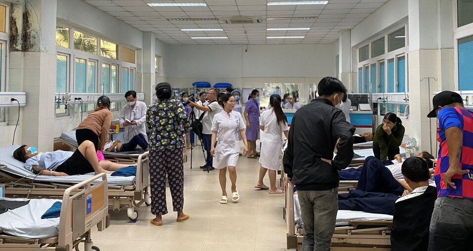 Khoảng 20 học sinh ở Trường tiểu học Trần Văn Trà đã phải nhập viện cấp cứu sau khi ăn thực phẩm giống thạch được phát từ hai người phụ nữ đứng trước cổng trường vào đầu giờ chiều ngày 8.12. Ảnh: Ngọc Viên