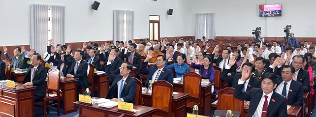 Các đại biểu HĐND tỉnh Bạc Liêu thông qua nghị quyết. Ảnh: Nhật Hồ