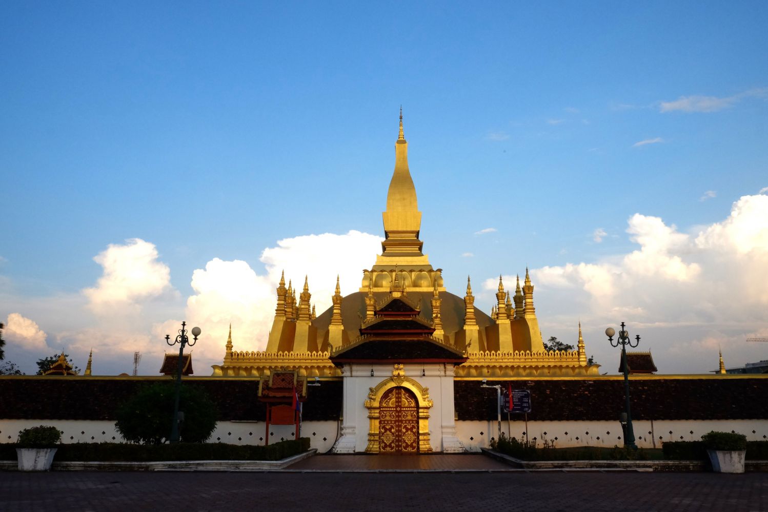 Pha That Luang - công trình biểu tượng của đất nước Triệu Voi.