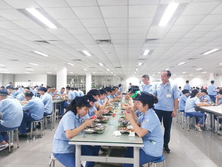 Người lao động yên tâm với chất lượng bữa ăn ca. Ảnh: Lam Nhi