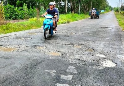 Đường vào cầu Xẻo Vẹt, huyện Hồng Dân, tỉnh Bạc Liêu mới đưa vào sử dụng đã xuống cấp. Ảnh: Nhật Hồ