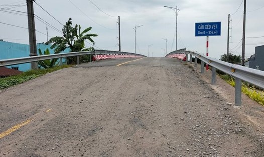 Đường dẫn lên cầu Xẻo Vẹt, nối hai tỉnh Bạc Liêu, Hậu Giang đang xuống cấp nặng. Ảnh: Nhật Hồ