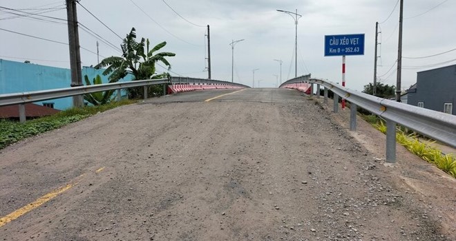 Dự án cầu đường nối Bạc Liêu - Hậu Giang xuống cấp nặng chỉ hơn 1 năm sử dụng