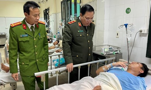 Trung tướng Nguyễn Hải Trung thăm hỏi, động viên Thượng úy Trương Văn Tú bị thương khi làm nhiệm vụ. Ảnh: Công an Hà Nội