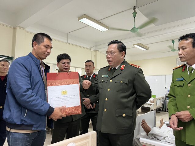 Trung tướng Nguyễn Hải Trung động viên Thượng úy Trương Văn Tú. Ảnh: CAHN
