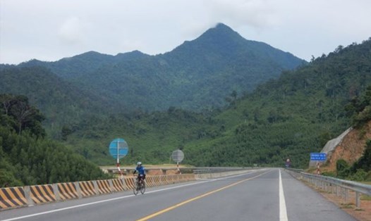 Cao tốc La Sơn - Túy Loan đi vào vận hành nhưng chưa có đường gom khu vực huyện Hòa Vang, TP Đà Nẵng. 
Ảnh: An Thượng
