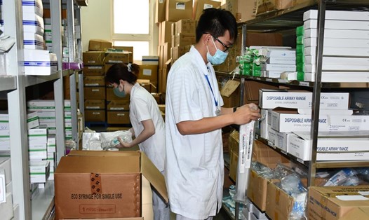 Nhân viên Phòng vật tư trang thiết bị y tế (Bệnh viện Bà Rịa) kiểm tra tình trạng vật tư trong kho. Ảnh: Hoàng Hường.