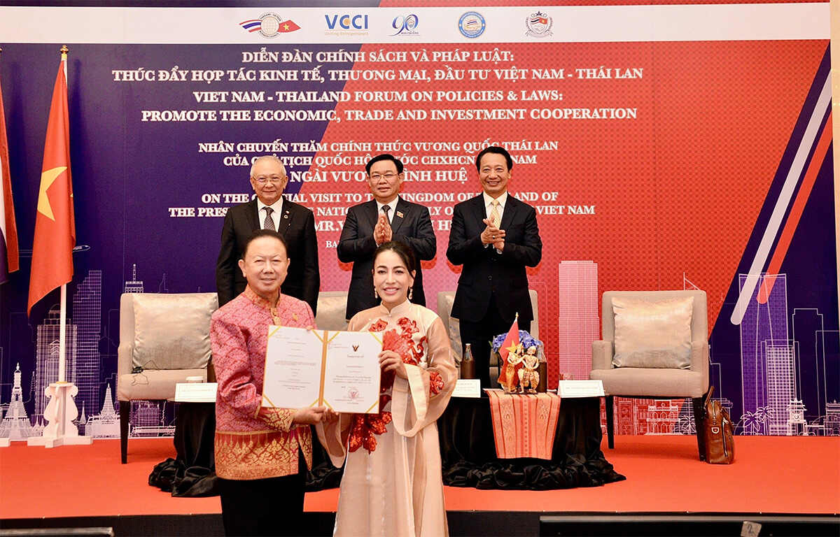 Chủ tịch Quốc hội Vương Đình Huệ đã chứng kiến lễ ra mắt Phòng Thương mại Việt Nam tại Thái Lan. Ảnh: Phạm Thúy