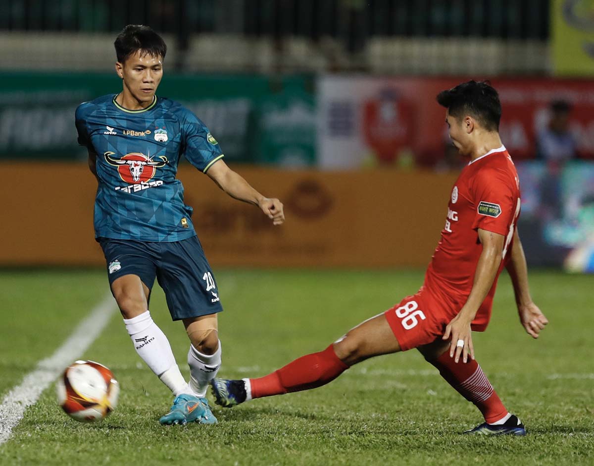 Thời gian còn lại, Hoàng Anh Gia Lai dù rất nỗ lực vẫn không thể ghi thêm bàn thắng, qua đó chấp nhận thất bại chung cuộc 1-2.