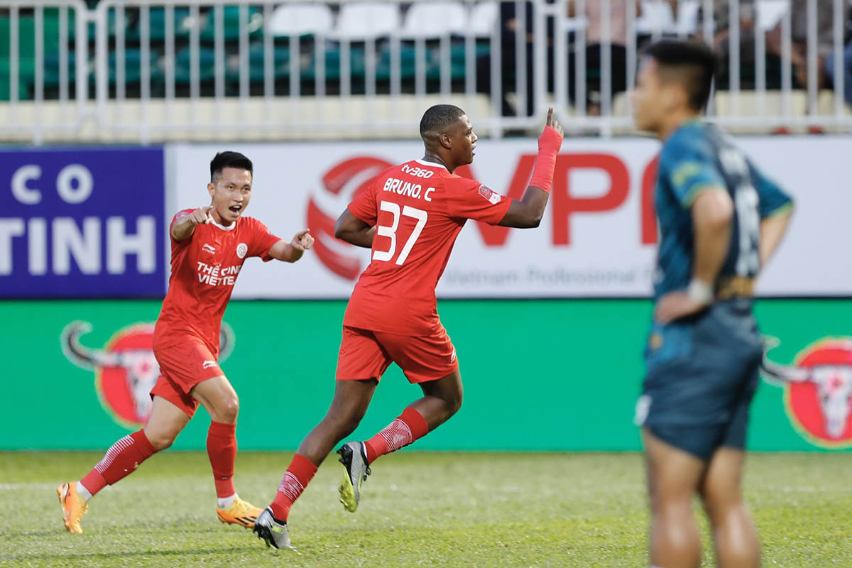 Tuy nhiên, chỉ 5 phút sau bàn thắng của Hoàng Anh Gia Lai, Thể Công Viettel đã ghi liền 2 bàn để vươn lên dẫn ngược 2-1.
