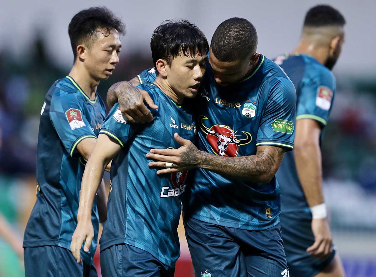 Trở lại với trận đấu, Hoàng Anh Gia Lai có khởi đầu không thể tốt hơn khi Minh Vương ghi bàn mở tỉ số ở phút 15.