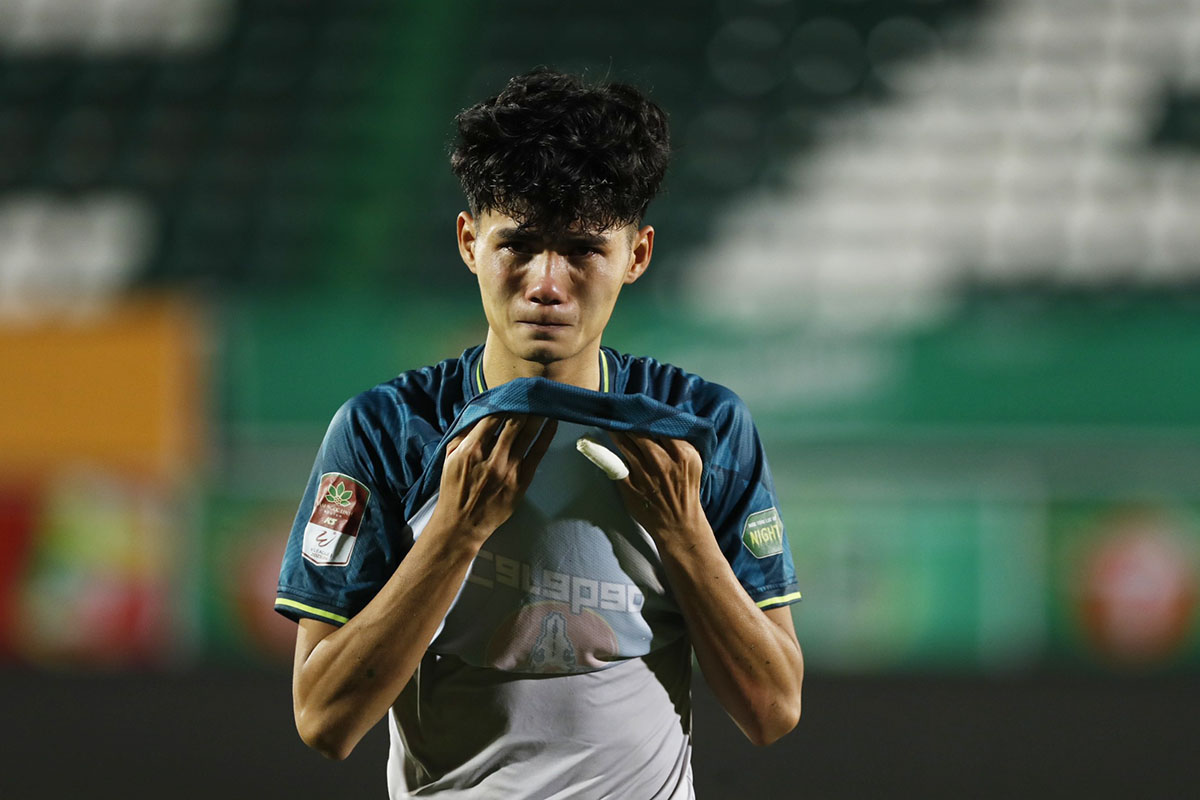 Trong khi đó, cầu thủ trẻ của Văn Triệu cũng bật khóc khi đội nhà trải qua trận thứ 5 liên tiếp không thắng ở mùa giải năm nay.