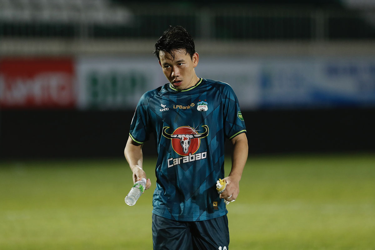 Minh Vương đã có trận đấu hay trước Thể Công Viettel. Chính anh là người ghi bàn mở tỉ số đưa Hoàng Anh Gia Lai vươn lên dẫn trước ở phút 15.