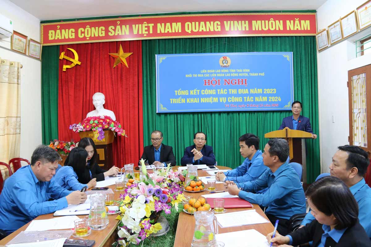 Phó chủ tịch Thường trực LĐLĐ tỉnh Thái Bình Nguyễn Thái Dương phát biểu chỉ đạo tại hội nghị. Ảnh: Bá Mạnh