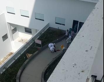 Hiện trường vụ việc người phụ nữ nhảy lầu. Ảnh: CTV