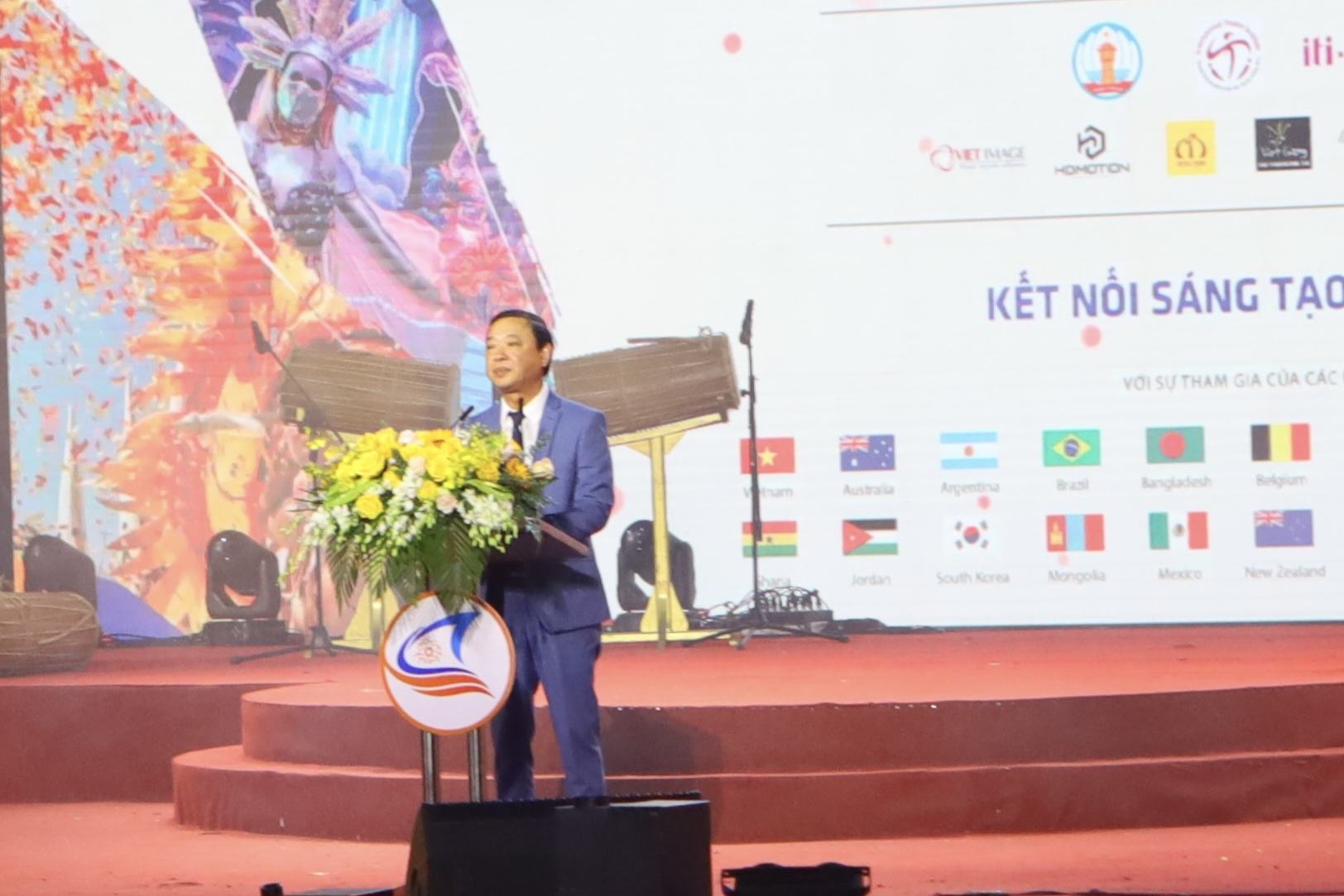 Ông Bùi Thế Nhân, Giám đốc Sở Văn hóa, Thể thao và Du lịch tỉnh Bình Thuận phát biểu khai mạc lễ hội. Ảnh: Duy Tuấn