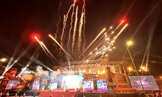 Pháo hoa chào mừng khai mạc Lễ hội Nghệ thuật biểu diễn quốc tế lần I - Bình Thuận, Việt Nam. Ảnh: Duy Tuấn