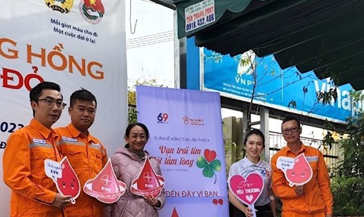 Cán bộ, công nhân viên Công ty Điện lực Lâm Đồng tuyên truyền về hiến máu tình nguyên. Ảnh: PC Lâm Đồng