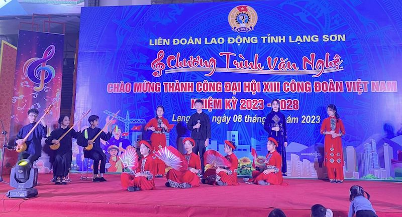Đoàn viên công đoàn tỉnh Lạng Sơn trình diễn tiết mục ca múa nhạc. Ảnh: LĐLĐ Lạng Sơn