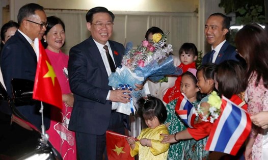 Chủ tịch Quốc hội Vương Đình Huệ với cán bộ, nhân viên, con em Đại sứ quán Việt Nam tại Thái Lan. Ảnh: TTXVN