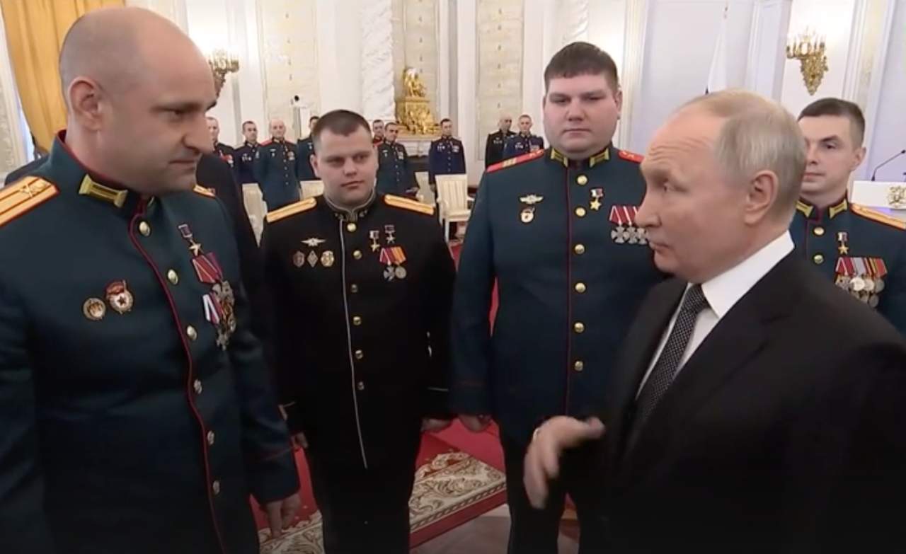 Tổng thống Vladimir Putin trò chuyện với Zhoga. Ảnh chụp màn hình