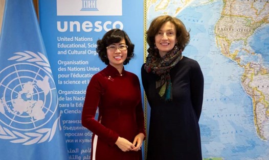 Tổng Giám đốc UNESCO Audrey Azoulay (phải) và Trưởng Phái đoàn thường trực Việt Nam bên cạnh UNESCO, Lê Thị Hồng Vân. Ảnh: TTXVN