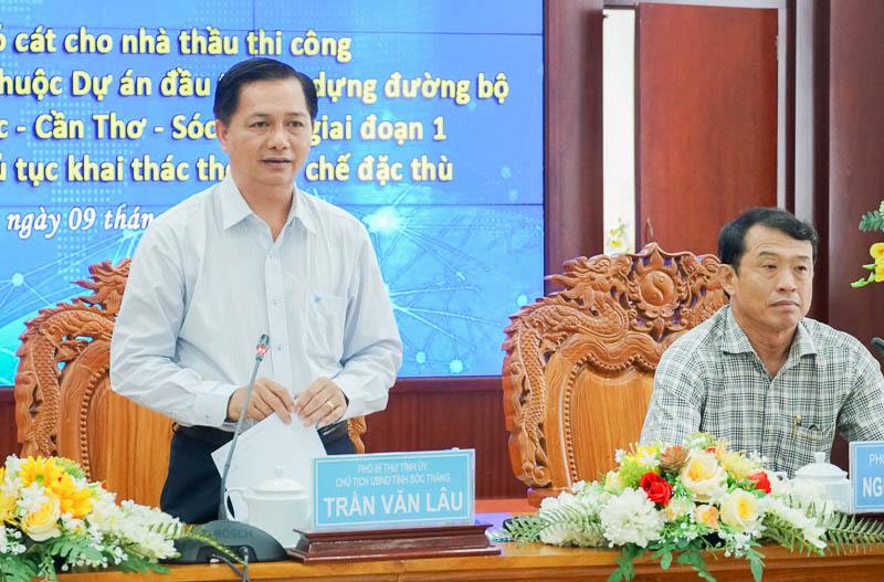 Chủ tịch UBND tỉnh Trần Văn Lâu phát biểu tại lễ bàn giao. Ảnh: Phương Anh