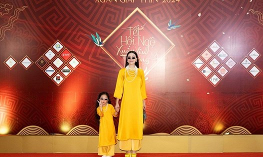 Trà Ngọc Hằng cùng con gái dự sự kiện "Tết hội ngộ, xuân yêu thương". Ảnh: NVCC.
