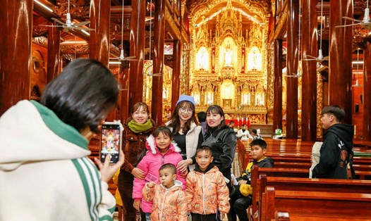 Nhà thờ Giáo xứ Xương Điền (huyện Hải Hậu, tỉnh Nam Định) thu hút nhiều người đến chụp ảnh dịp giáng sinh. Ảnh: Nguyễn Đông