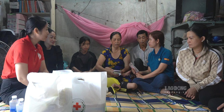 Phóng viên Báo Lao Động trao tiền hỗ trợ của bạn đọc cho gia đình chị Nguyễn Thị Kiều Oanh. Ảnh: Xuân Nhi