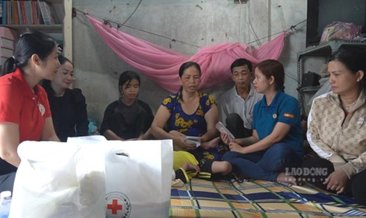 Phóng viên Báo Lao Động trao tiền hỗ trợ của bạn đọc cho gia đình chị Nguyễn Thị Kiều Oanh. Ảnh: Xuân Nhi