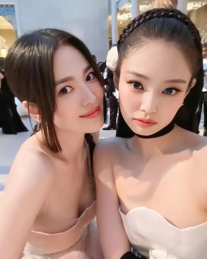 Song Hye Kyo và Jennie chụp ảnh chung ở Met Gala 2023. Ảnh: Instagram