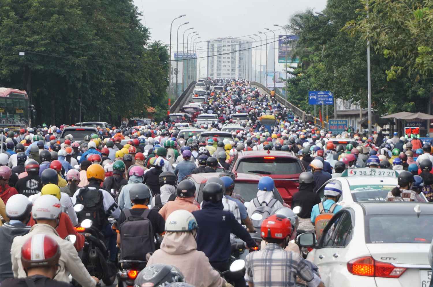 Hạ tầng giao thông TPHCM không đáp ứng kịp tốc độ tăng trưởng xe cá nhân.  Ảnh: Minh Quân