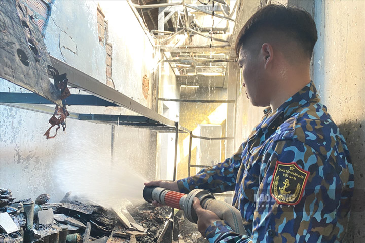 Lực lượng của Vùng 5 Hải quân tham gia chữa cháy giúp người dân ở Phú Quốc. Ảnh: Vùng 5 Hải quân