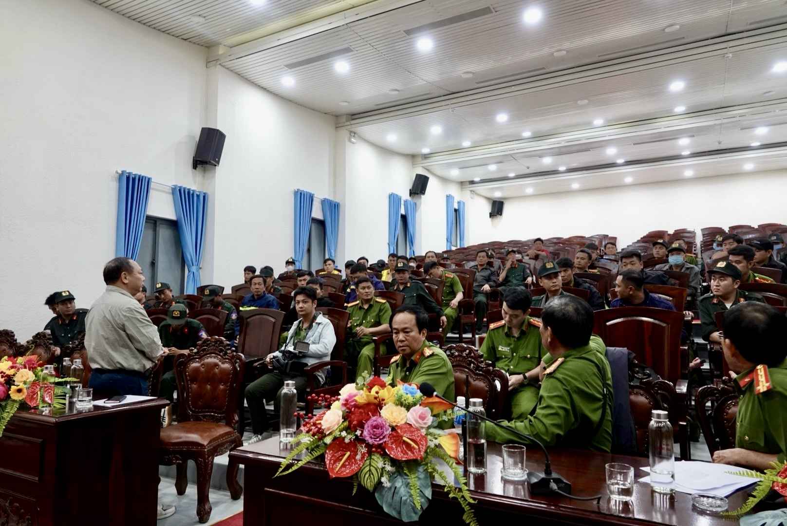 Đại tá Lê Quang Nhân - Giám đốc Công an tỉnh Bình Thuận đang đứng chỉ đạo các lực lượng trong Ban chuyên án. Ảnh: Phạm Duy